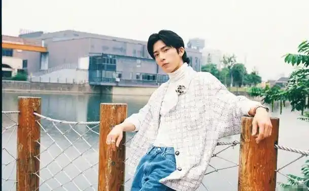 井柏然发文:要死快了,昨天临睡前吃了这么多零食.