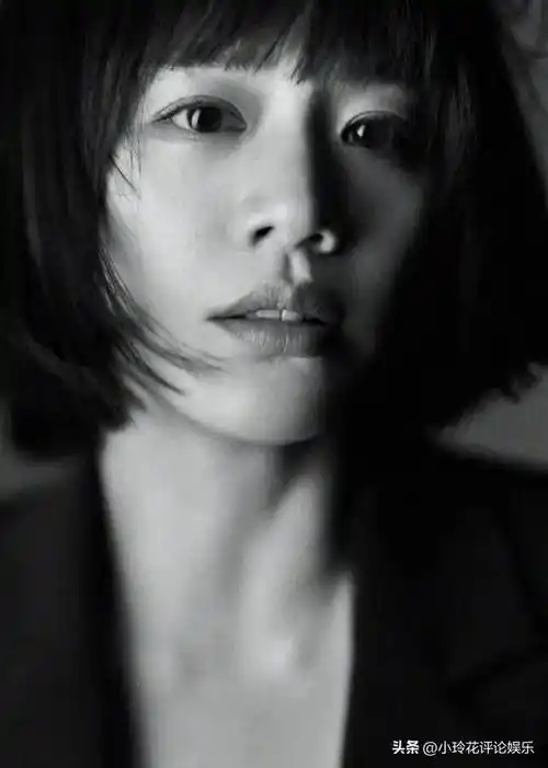 在黑白照片的映衬下,她的皮肤白皙如玉,更显得五官更加立体.