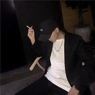 戴帽子的男生头像黑白