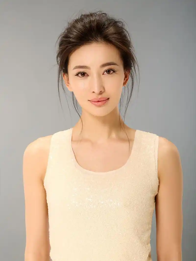 伴随着日渐辉煌的事业,李冰冰的爱心指数也在逐渐上升,在各大捐款献