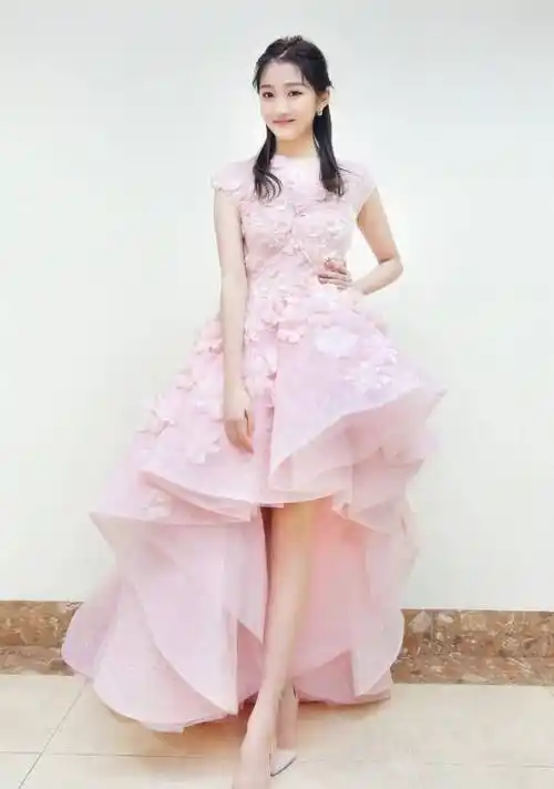 关晓彤真是厉害了,仙气粉长裙穿出土气,少女感全无