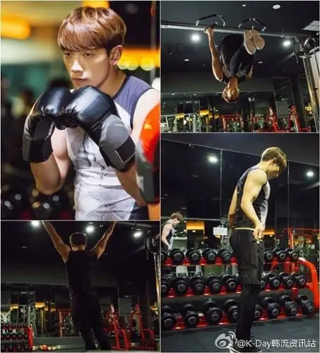 27日,sbs水木剧《回来吧大叔》公开了主演郑智薰在锻炼体能时的照片.