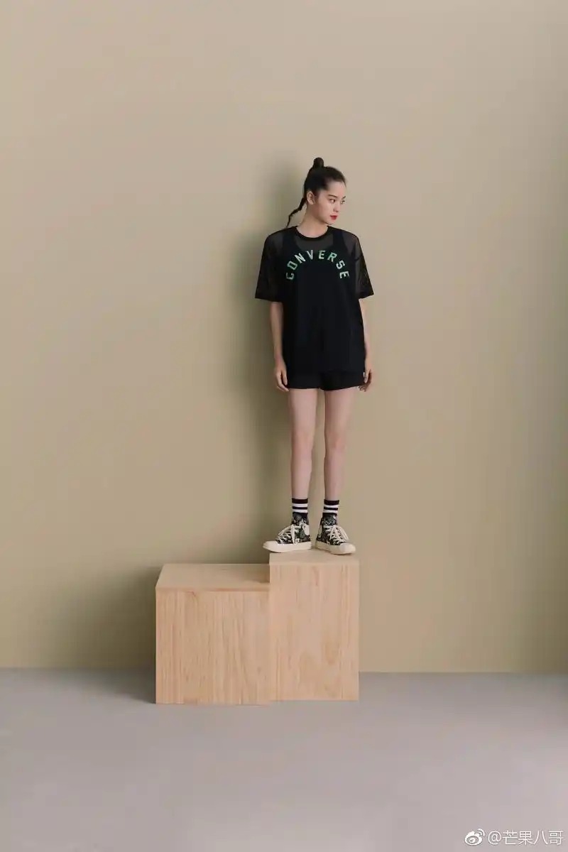 欧阳娜娜拿下匡威亚太区代言人,这组宣传照真的很好看了,少女感爆棚