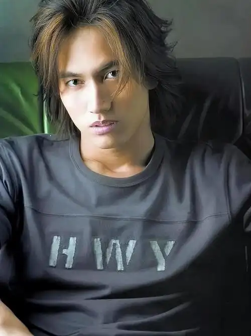 那些常年留长发的男星不剪短发的原因只有一个怕你心动