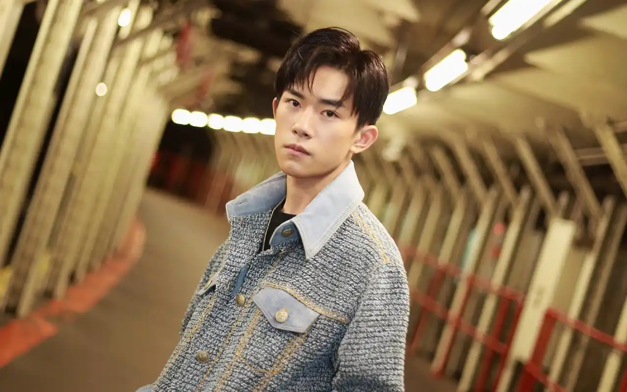 易烊千玺街拍写真帅气图片桌面壁纸