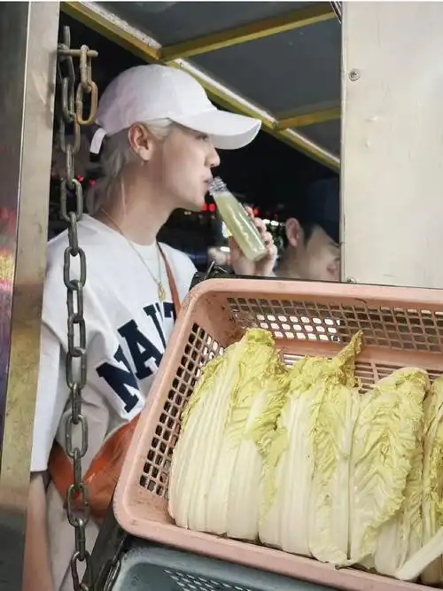 都在偶遇鹿晗 除了我#氛围感满满的大帅哥 爱了@m鹿m  存一下壁纸cr