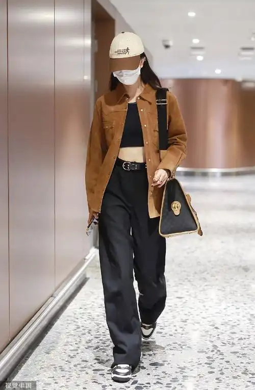 组图:宋妍霏着咖色衬衫内搭露脐背心现身机场 身材优秀气质佳