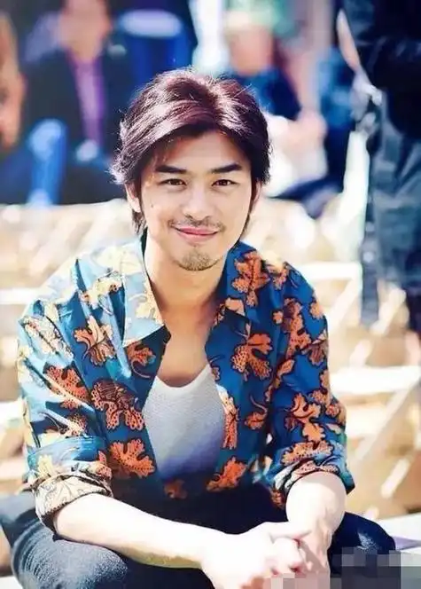 38岁陈柏霖近况曝光深夜醉酒当街跳舞与女友相恋9年未结婚