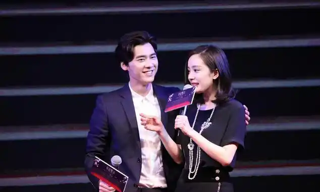 杨幂与李易峰为新片做宣传 又搂又抱羞死人(2)