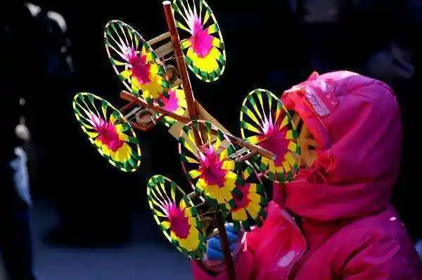 风车   老北京风车不仅颜色鲜艳,风一吹,还能发出清脆响亮的声音