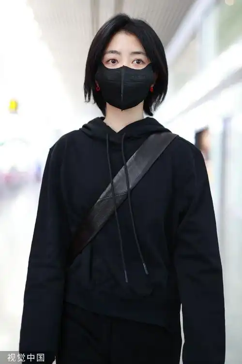 组图:谭松韵清爽短发造型现身机场 穿黑色抽绳卫衣甜酷十足_高清图集