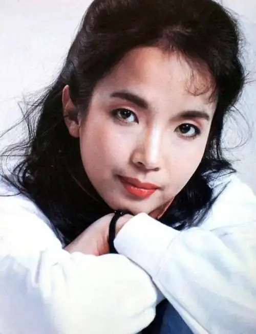 在相互介绍之后,张丰毅得知对方名叫吕丽萍,她同样是一名演员,并且