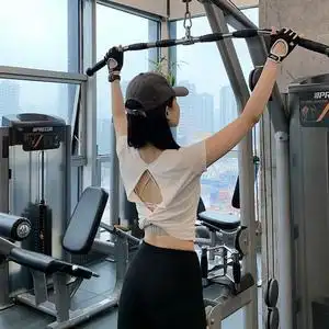 健身服女后背