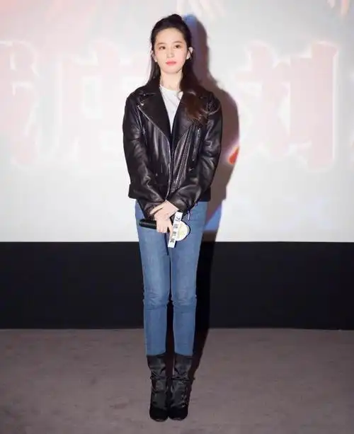 原创刘亦菲美得太高级,穿西装搭小背心波浪卷太有女人味,气场太飒了