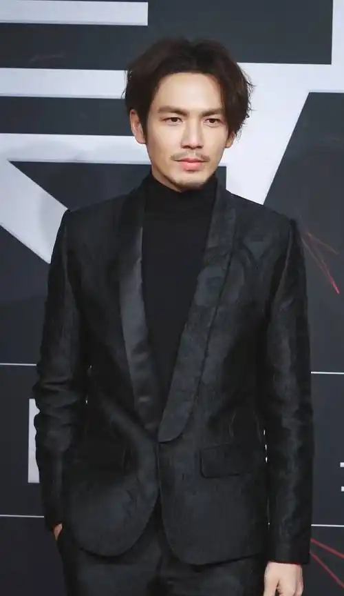 44岁钟汉良蓄胡子啦!留了一个八字胡秒变潮叔,帅到60岁都没问题_发型