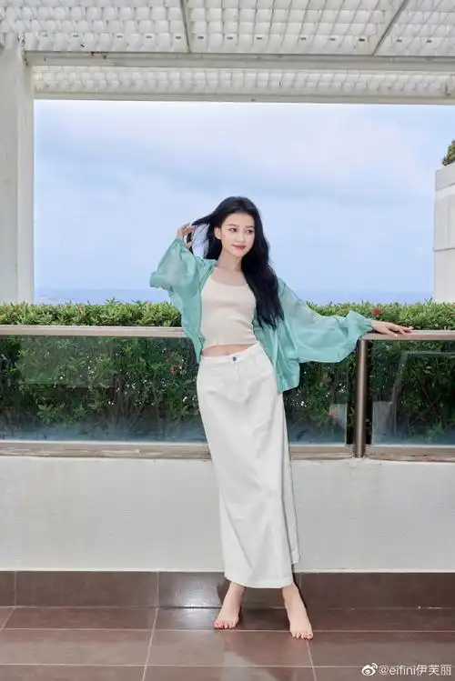 孙怡陪女儿骑自行车