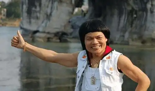 他是港坛"最丑"男星,中年出道被星爷捧红,今儿子帅到不像亲生