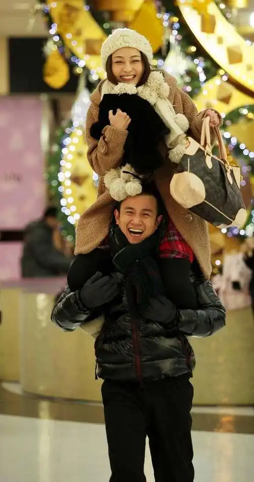 文章新恋情曝光:女方酷似姚笛 网友热议马伊琍与前任的颜值之战