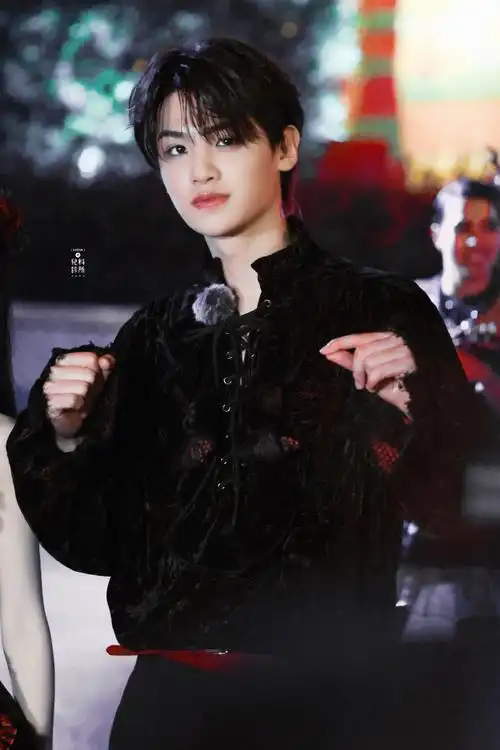 黄明昊超话黑玫瑰会跳舞-20230508 全力以赴#黄明昊全力以赴的行动派