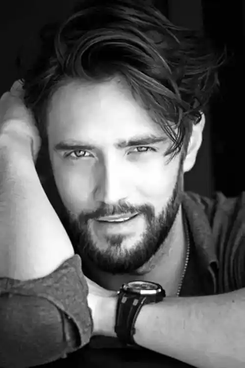 胡子要略多与下巴处的胡子,这能让你有一个清爽的外观,同时,优质的