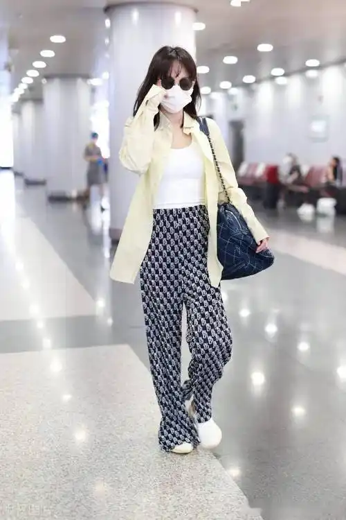 街拍张嘉倪黄色衬衫白背心蓝色蝴蝶结发卡率性清甜