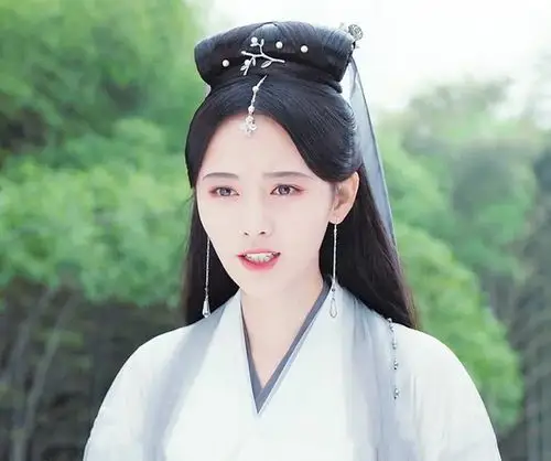 本以为鞠婧祎金发够美了,当看到罕见白发照时,网友:这谁受得住