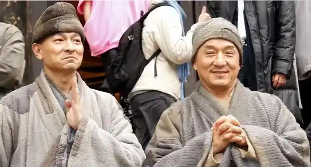 拍戏坚持不剃光头,成龙被指不敬业,耍大牌,刘德华:影响进度