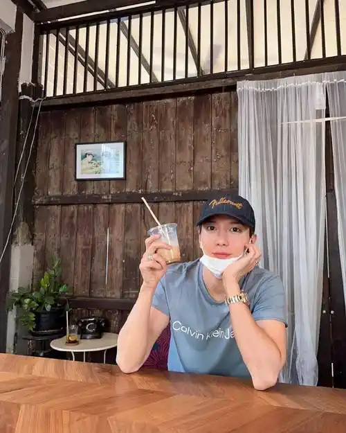 【消息】230804郑容和超话ins 更新一则【第一次喝泰国的咖啡esyenn.