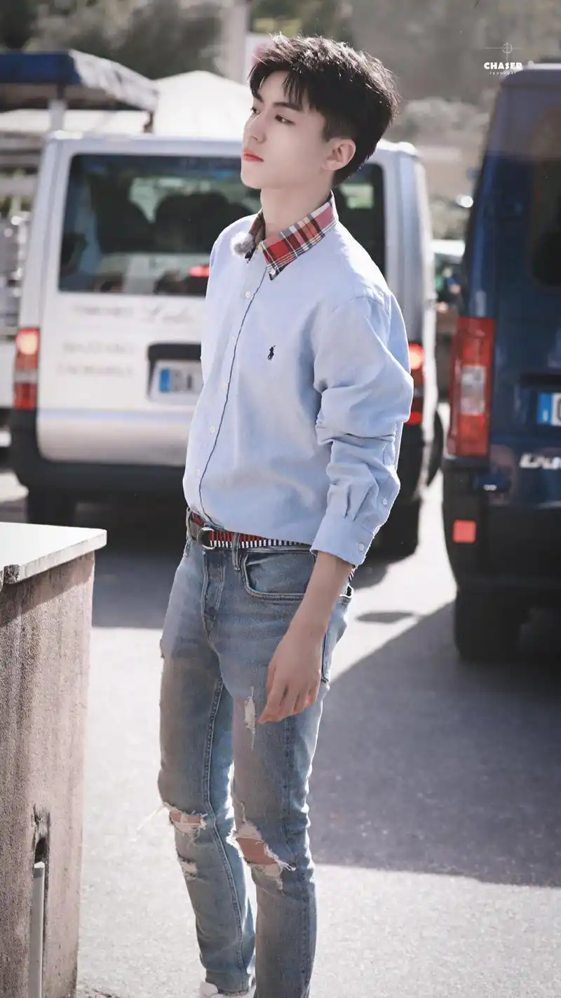 王俊凯中餐厅穿衣太圈粉衬衫配牛仔裤帅气洒脱真招人喜欢