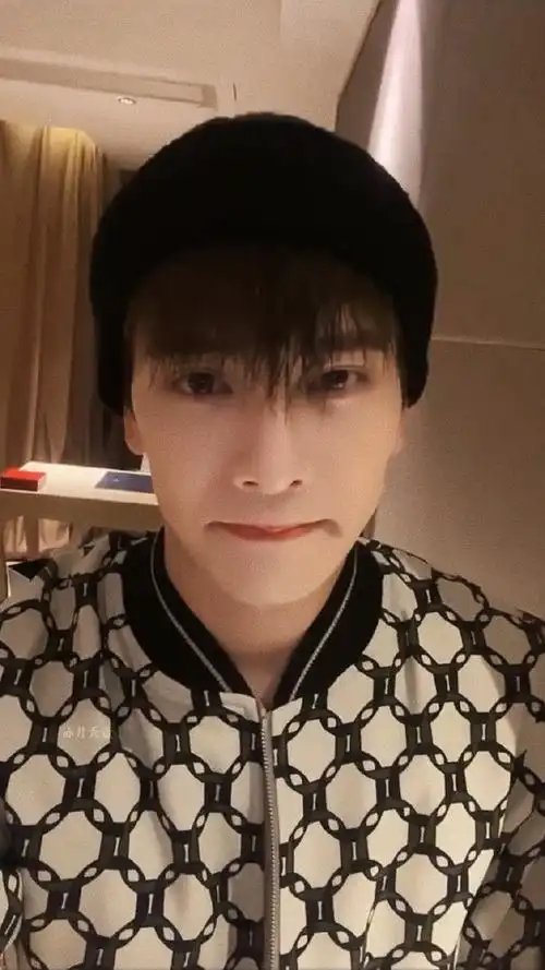 王嘉尔睡眼朦胧自拍视频