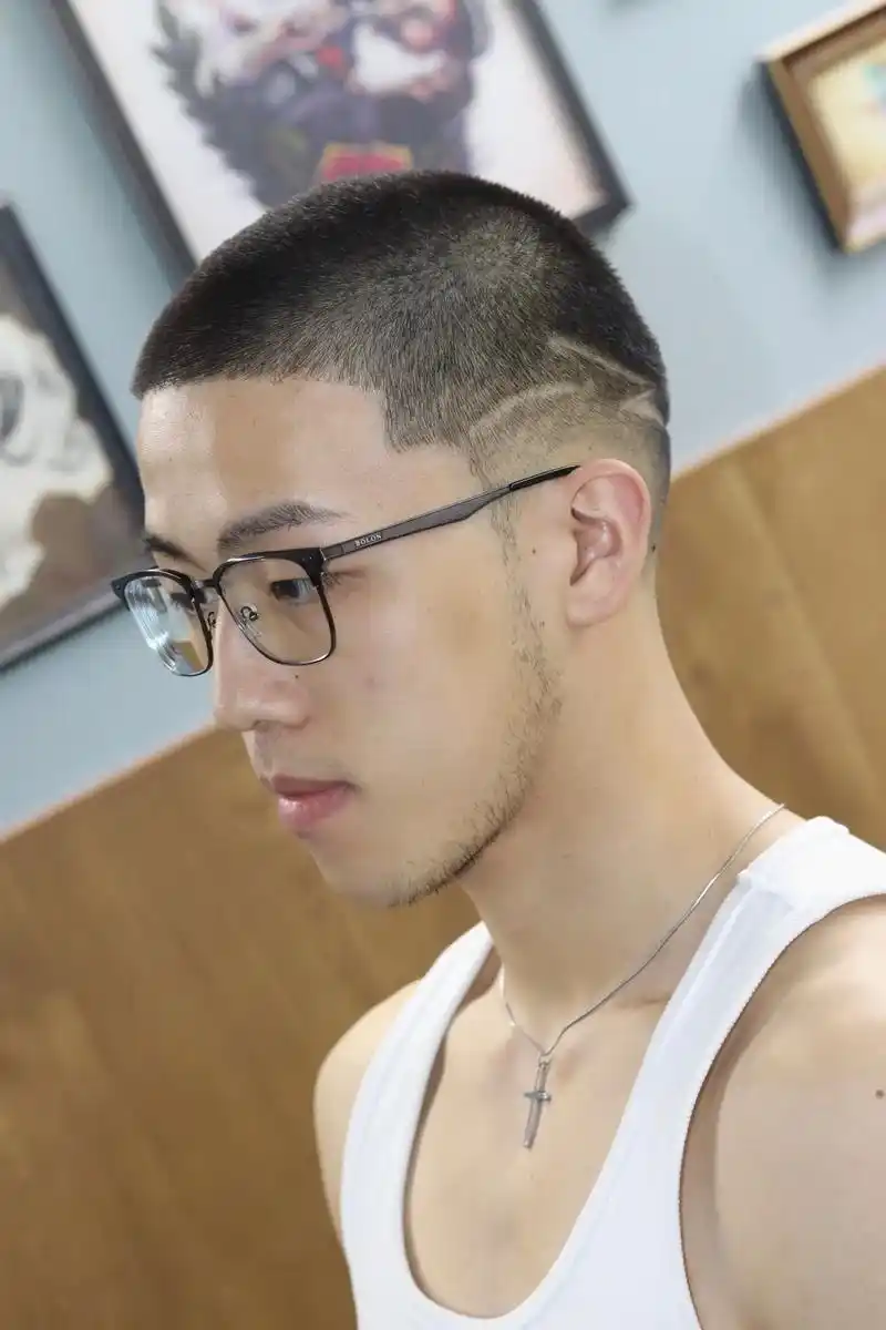 还是  同样一个客人尝试两种发型 经典美式圆寸 加上雕刻 hairtattoo