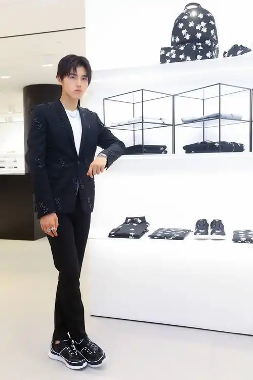 陈飞宇出任国际品牌"千禧大使" 西装亮相帅气十足