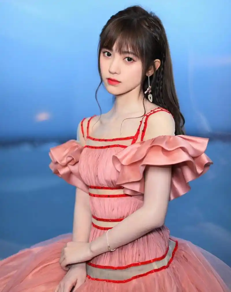 鞠婧祎美女,穿橘粉色裙子好洋气