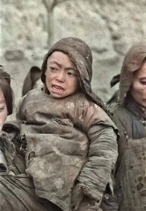 直击心灵的1942河南大饥荒彩色老照片,孤儿被扔在路边,眼泪哭干_孩子