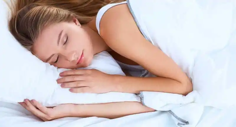 梦幻背景下睡觉的美女