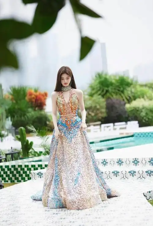 鞠婧祎红毯造型好美,一身金色流彩亮片礼服优雅高贵,女神范十足