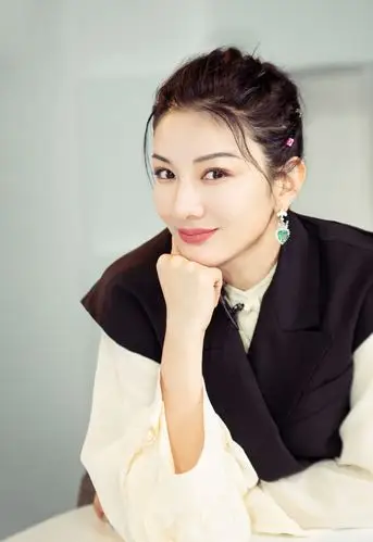 黄奕宽肩西装马甲写真图片