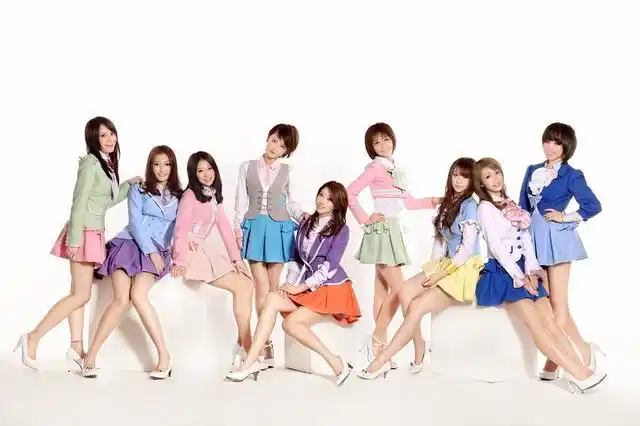 七朵组合,中国内地女子演唱组合,由喻筱博,颜灵兰,韦欢,许祺曼,吴圆圆