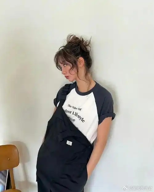 她的ins更新了,每一张新照都在说,"看看我,美丽无边界"  记得她前一段