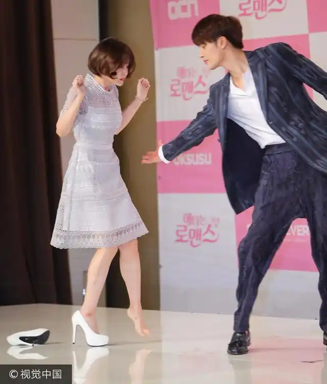 宋智恩新剧发布会紧张甩鞋获成勋搀扶挡镜头超贴心