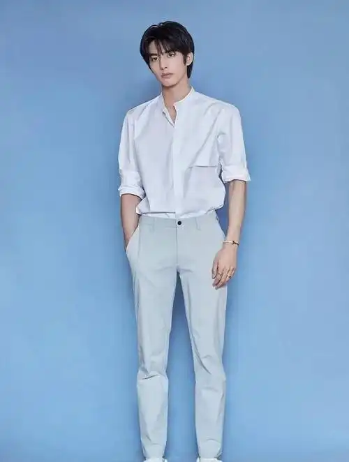 不愧是内娱颜值天花板!宋威龙穿西装帅到开挂,这腿长有"两米"|宋威龙|