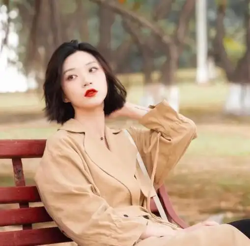 方脸短发发型(短发高级,弯月眉气质又精致)