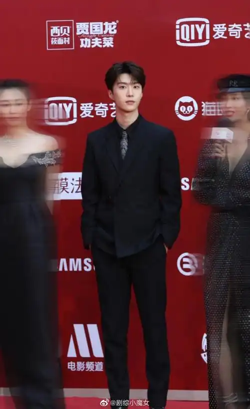 范丞丞现身北影节开幕式红毯,身穿黑色西装的青年演员范儿十足!