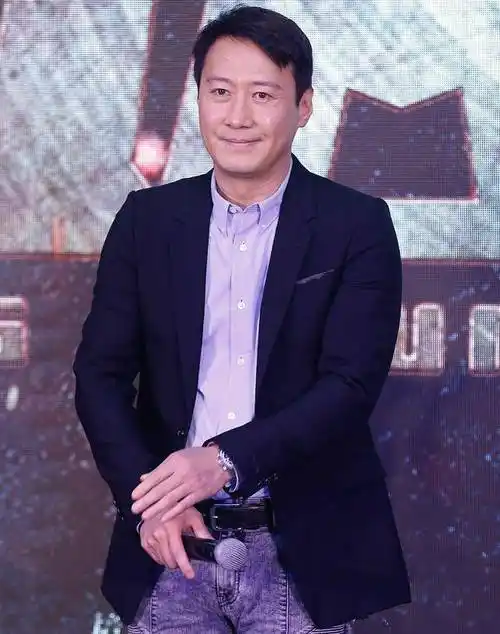 52岁黎明近照:胖成大饼脸,满脸油腻像大叔,不老男神初显老态_手机搜狐