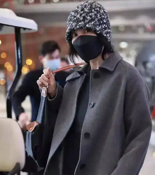 王菲近况曝光:55岁还没白头发,享受二人世界,在谢霆锋面前温柔_女性