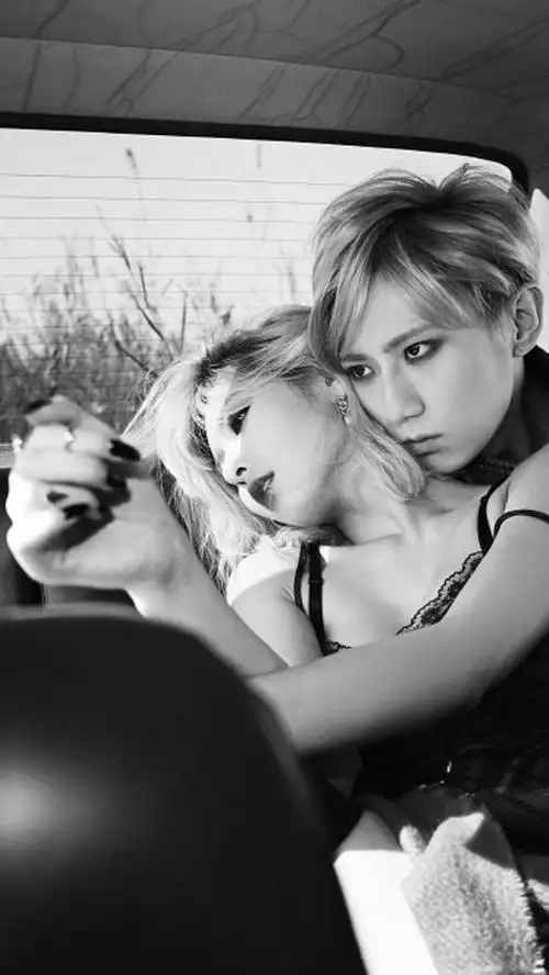 还记得泫雅x张贤胜的限时组合 trouble maker 吗?