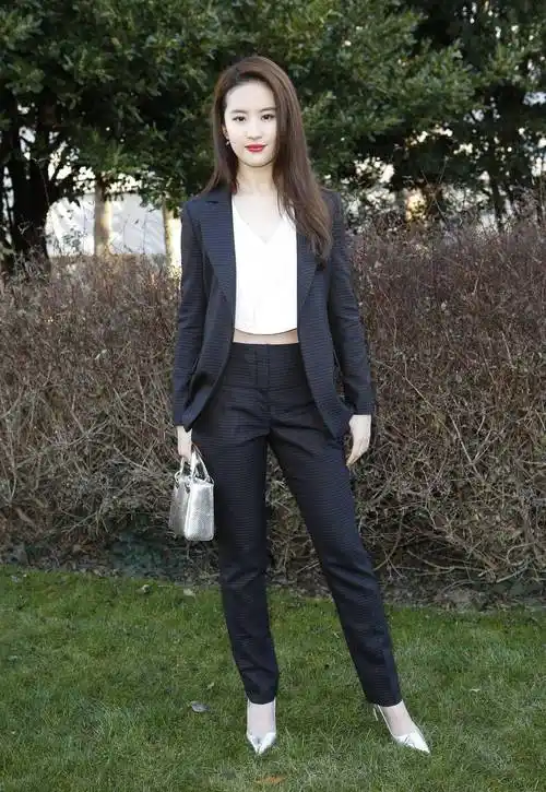 这12个女明星的西装造型撩你毫不费力_灰色_黑色_热播