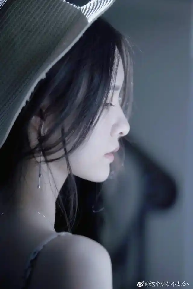 斗鱼主播阿冷晒侧脸照,网友:这不是刘诗诗吗?