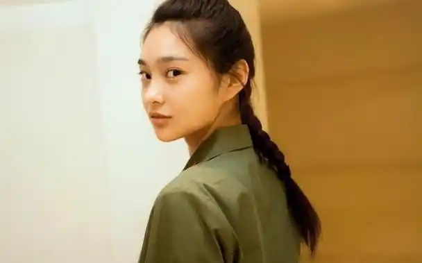 【06隋源】相较于其他几位明星的丰富演艺经历,她的简历就显得相对"