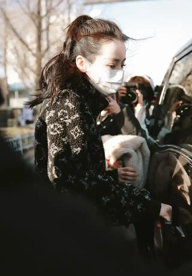 原创迪丽热巴穿短裙现身秀长腿却不怕冷正脸照曝出颜值一目了然